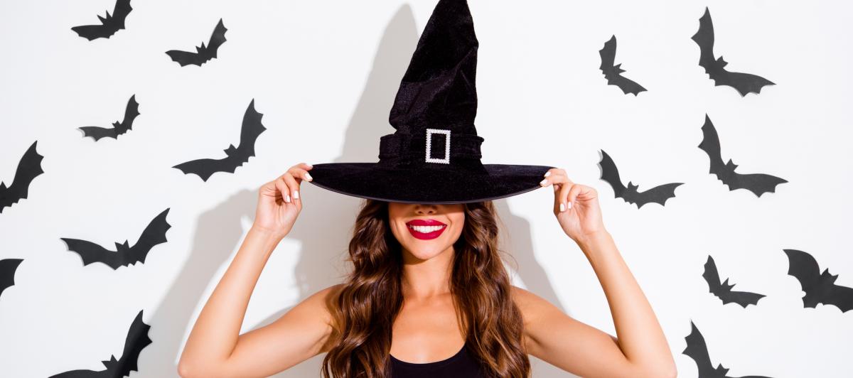 Una mujer vestida de bruja.