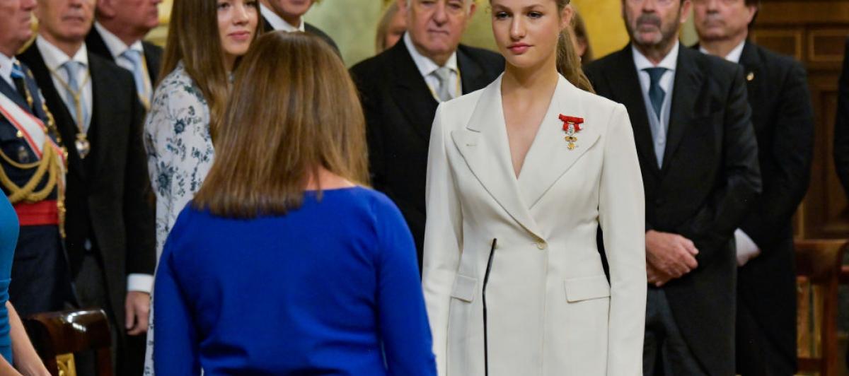 Momento en el que la princesa Leonor, frente a Francina Armengol, presidenta del Congreso, jura la Constitución.