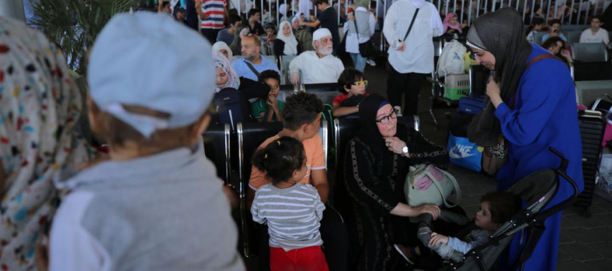 Personas esperando en el paso de Rafah