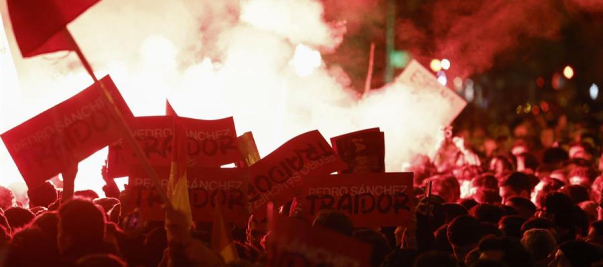 Escena frente a la sede del PSOE en Ferraz este martes