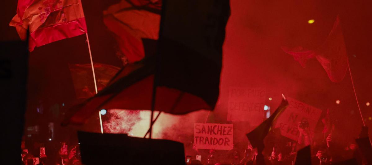 Imagen de la manifestación contra la amnistía de este martes frente a la sede del PSOE en la calle Ferraz