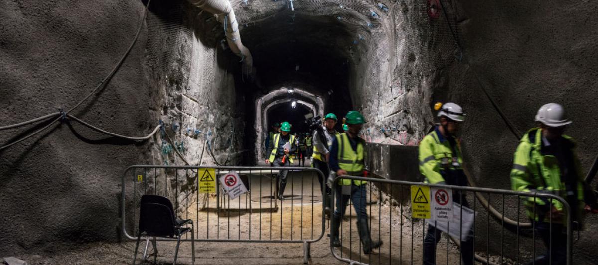 Trabajadores de Posiva Oy en la entrada de la cueva de Onkalo, Finlandia.