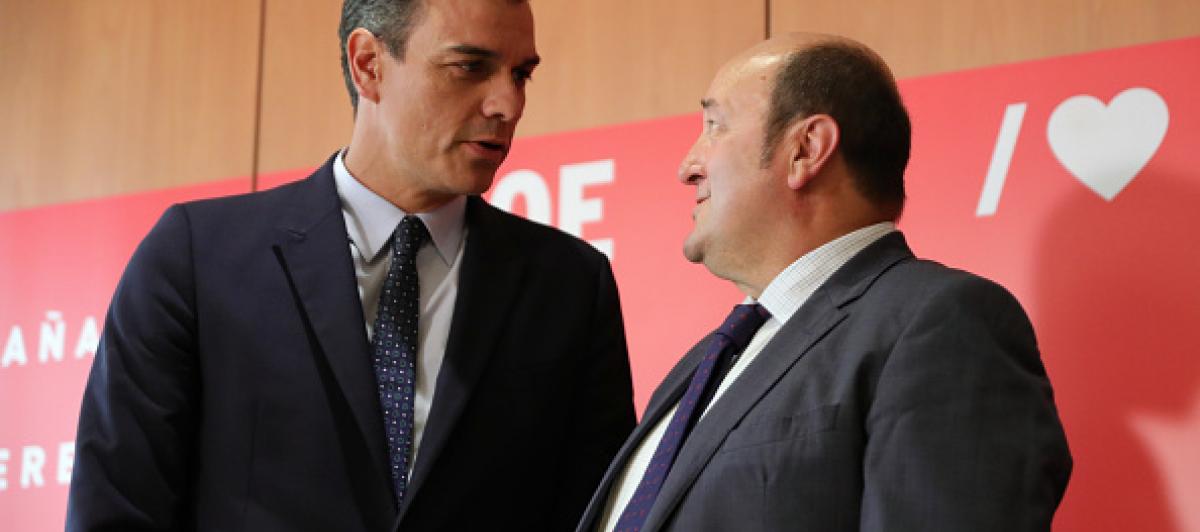 El presidente del Gobierno en funciones, Pedro Sánchez, y el líder del Partido Nacionalista Vasco, Andoni Ortuzar, en una imagen de archivo.