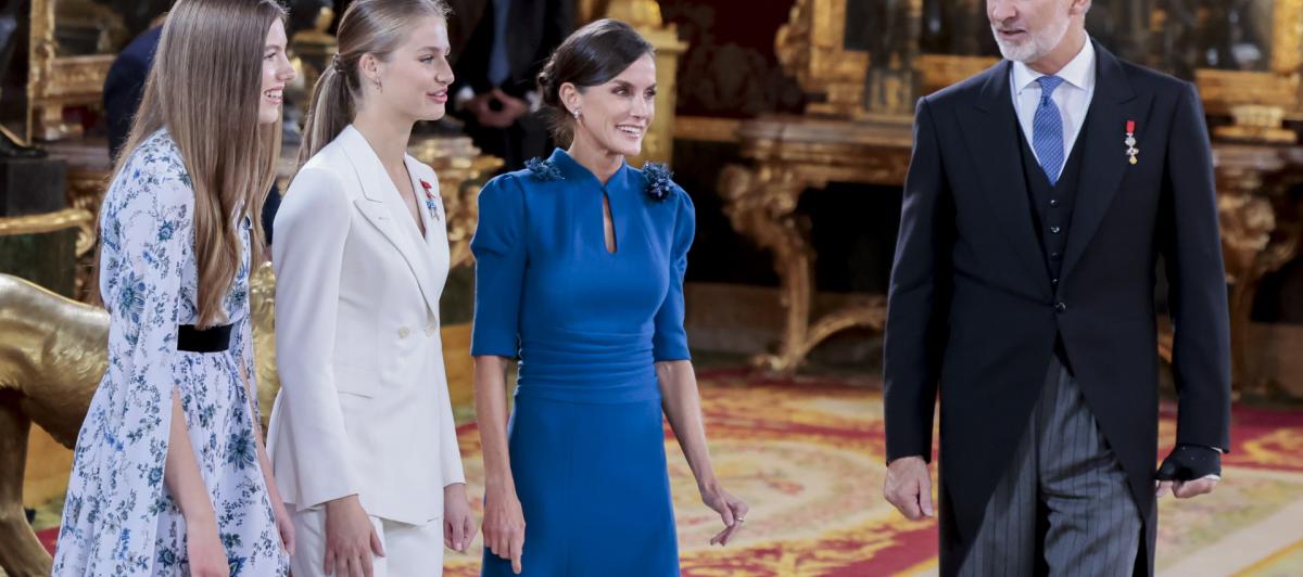La infanta Sofía, la princesa Leonor y los reyes Felipe y Letizia, en el besamanos tras la jura de la Constitución de la heredera.