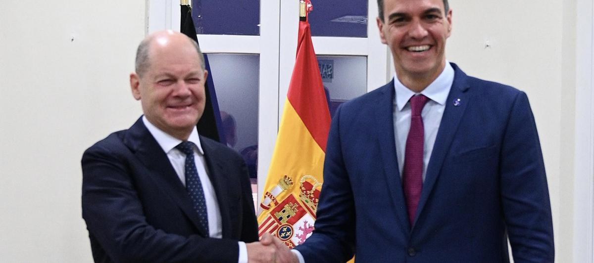 El presidente del Gobierno en funciones, Pedro Sánchez, y el canciller federal de Alemania, Olaf Scholz (i),.