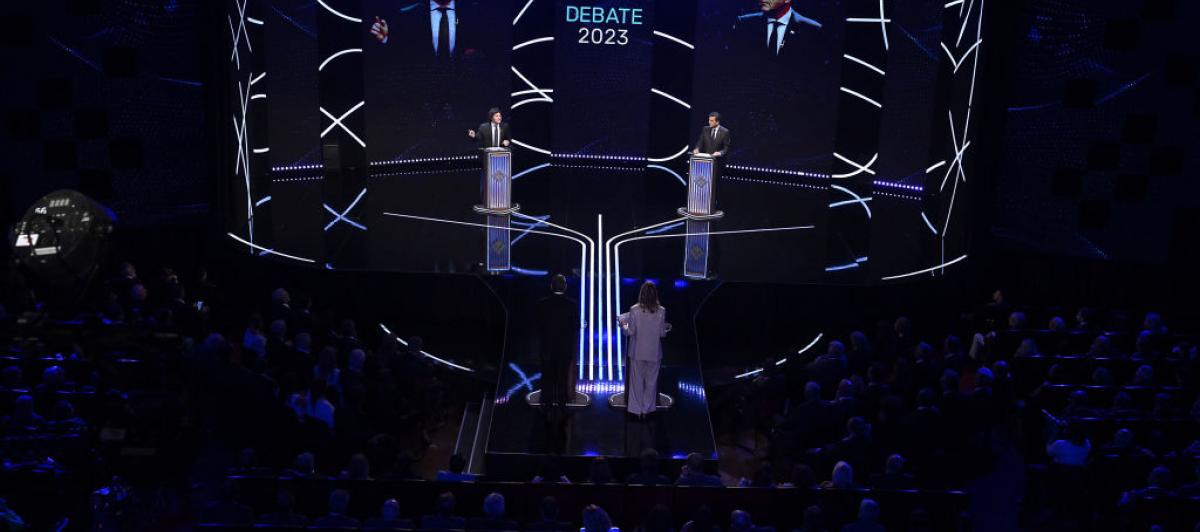 Los candidatos Javier Milei y Sergio Massa en el debate de las presidenciales en Argentina.