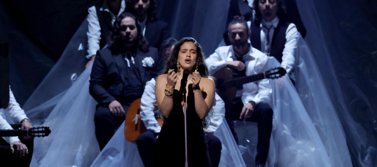 Rosalía, durante su actuación en los Latin Grammy 2023 en Sevilla.