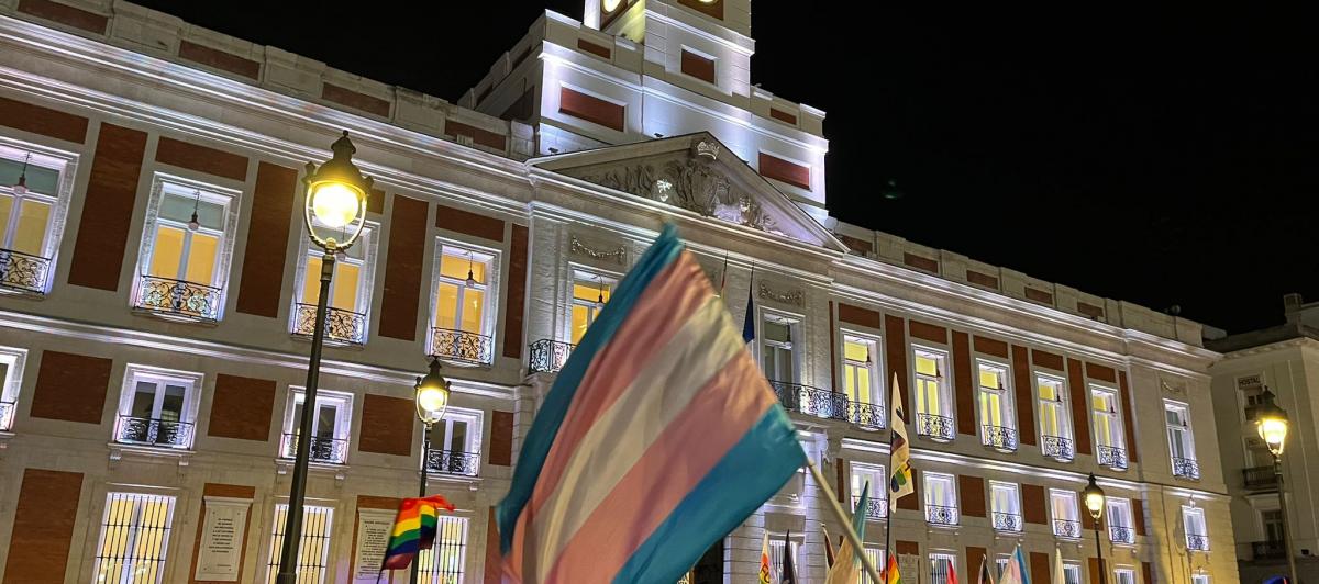 Banderas Trans y LGTBI frente a la Puerta del Sol.
