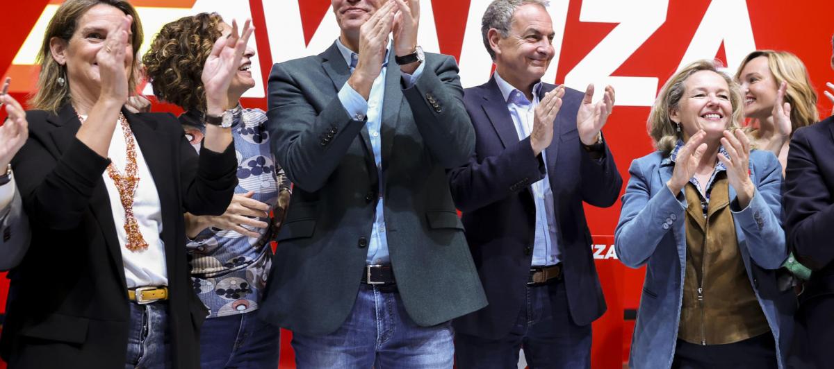 El presidente del Gobierno, Pedro Sánchez (c), junto al expresidente José Luis Rodríguez Zapatero.