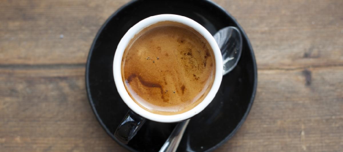 Taza de café con un plato debajo