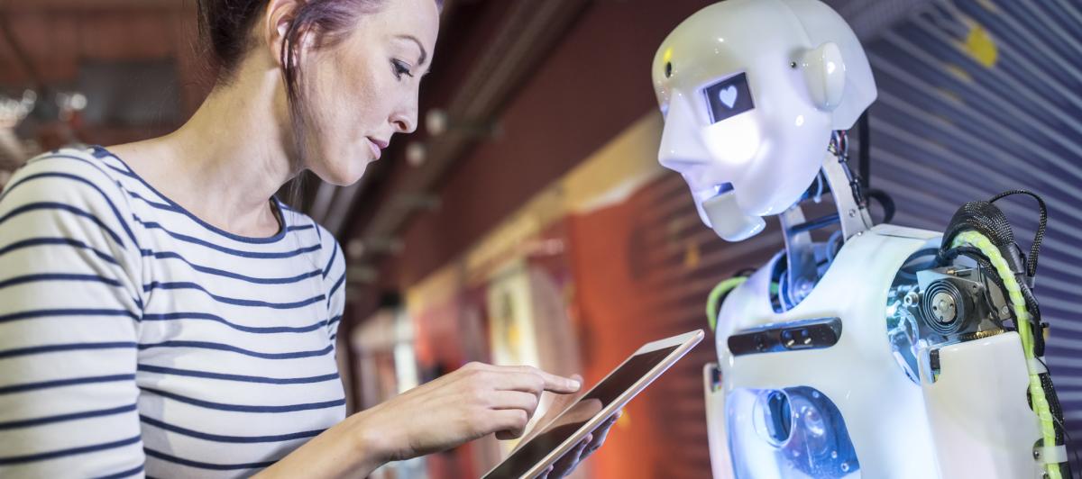 Una mujer con un robot.