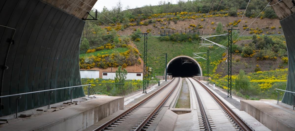 Vía del tren a su paso por la Variante de Pajares