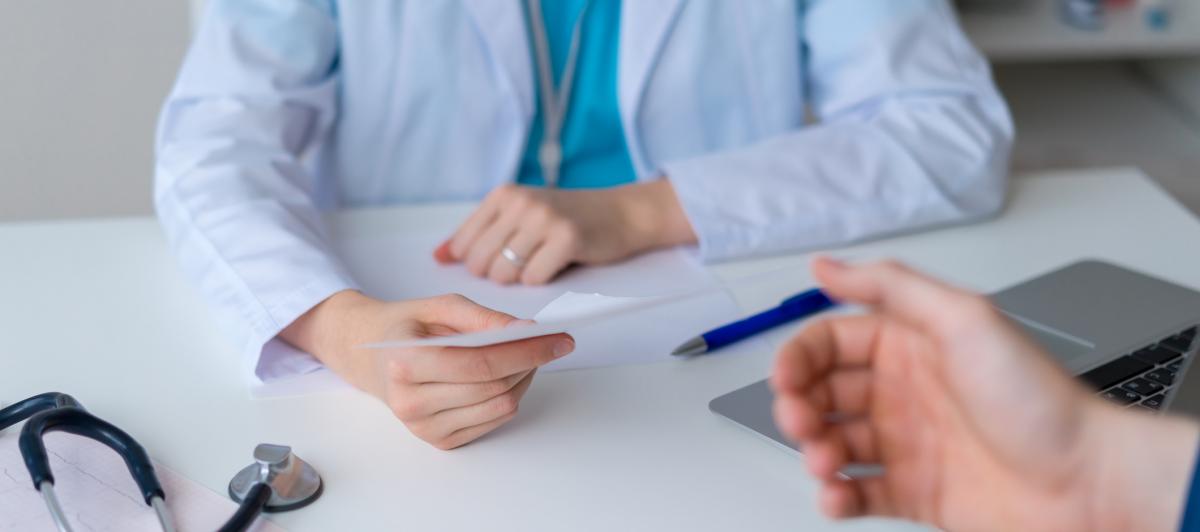 Un médico dando una cita.