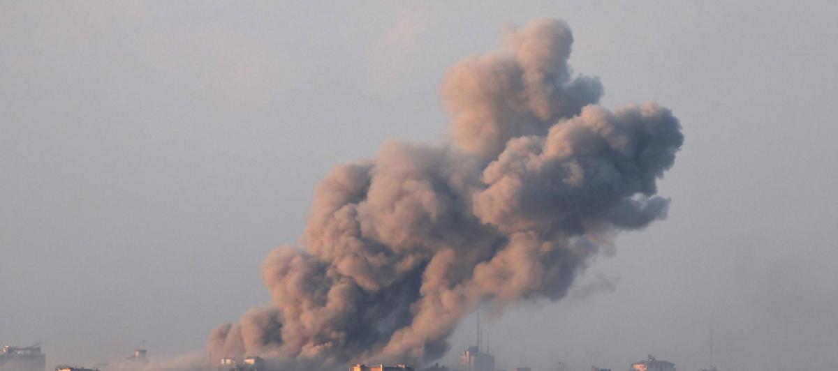 Columna de humo en los bombardeos de Israel sobre el sur de Gaza.