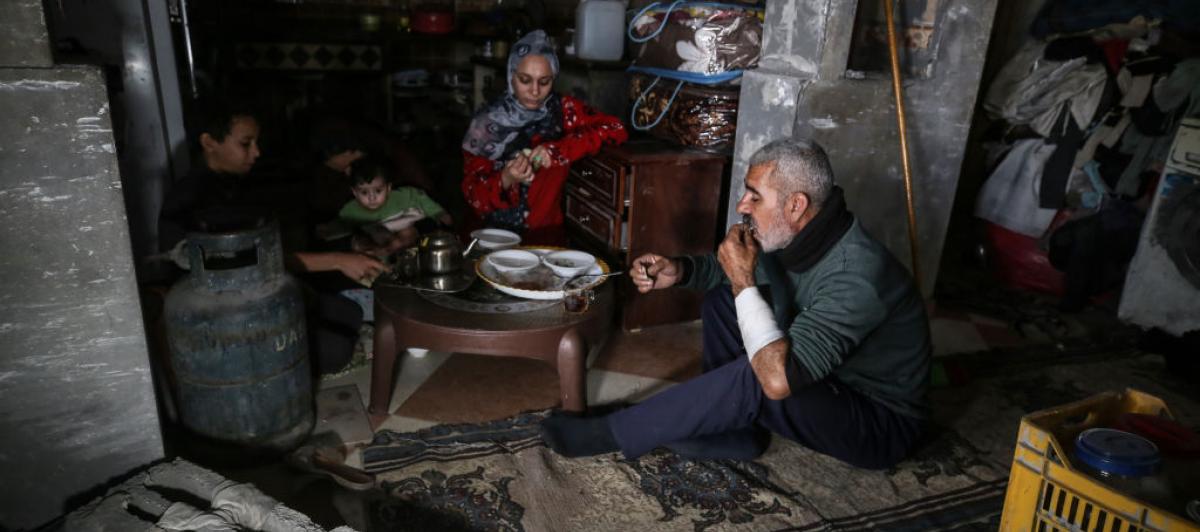 Una familia palestina comiendo en Gaza.