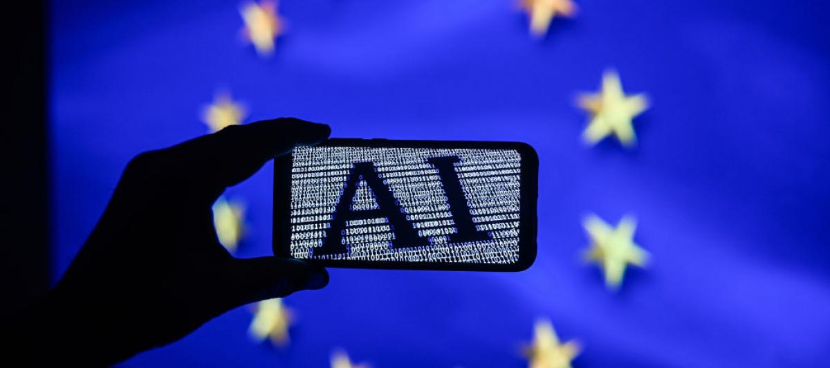 Una ilustración de la inteligencia artificial frente a una bandera de la UE