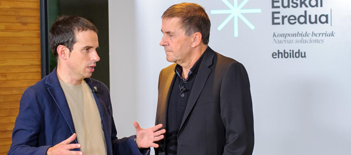 Pello Otxandiano, candidato de EH Bildu elecciones vascas, con el líder de la formación abertzale, Arnaldo Otegi.