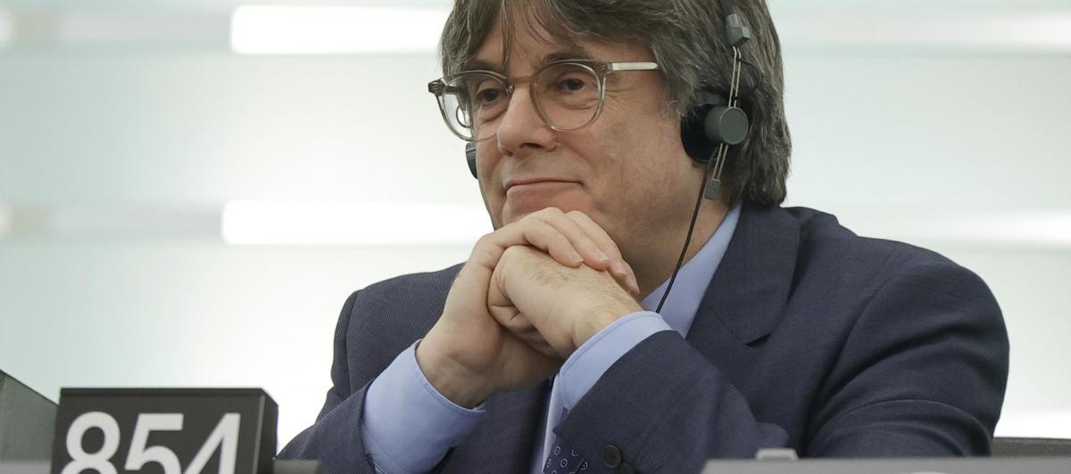 El expresident Carles Puigdemont, siguiendo la intervención de Pedro Sánchez en el balance sobre la Presidencia española de Turno de la UE, en la Eurocámara (Estrasburgo).