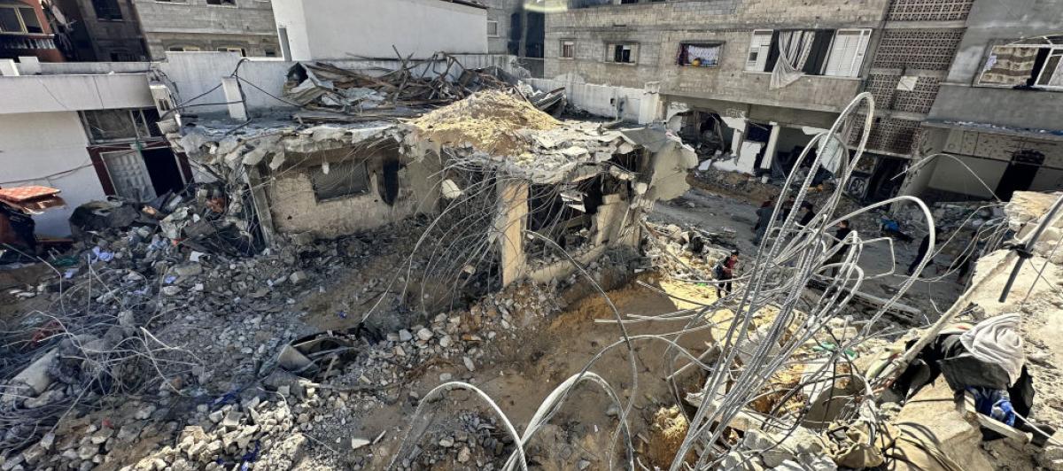 Vista del estado en el que ha quedado el hospital Kamal Adwan tras el bombardeo de Israel.
