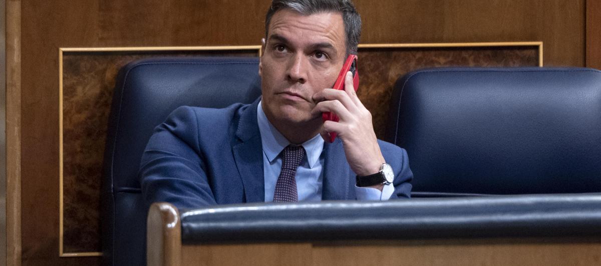 Pedro Sánchez hablando por teléfono.