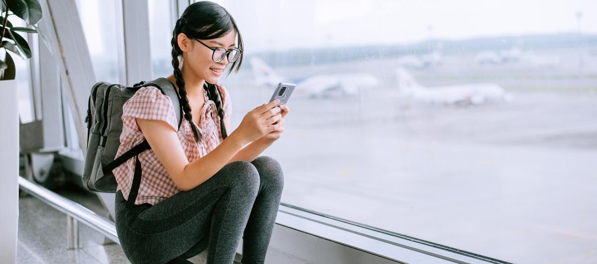 Mujer con un leggin en el aeropuerto esperando para coger un avión