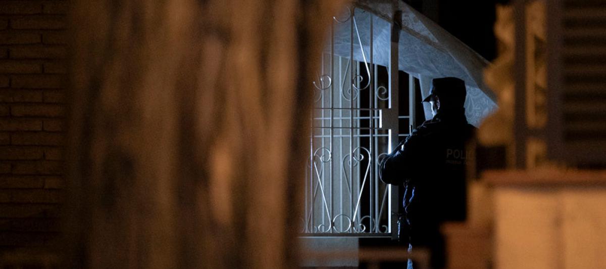 Un agente de los Mossos d'Esquadra acude al piso de Horta-Guinardó en la que han aparecido los tres cuerpos.