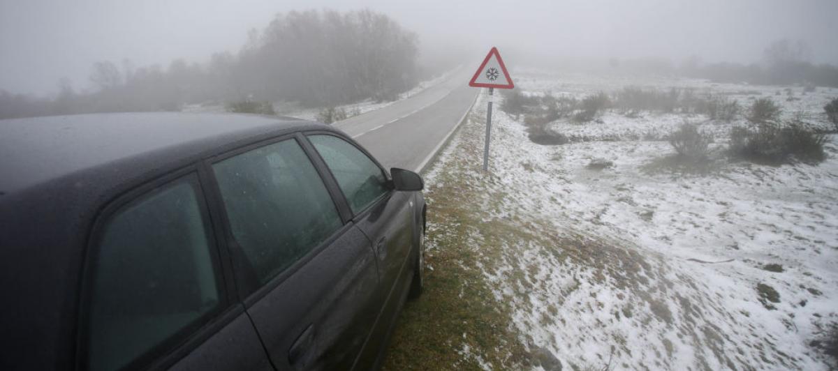 Un coche, parado por la acumulación de nieve en la carretera en una imagen de archivo