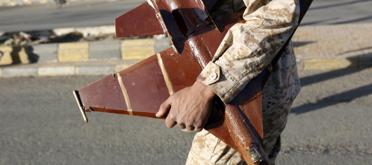 Un hombre con un modelo de avión en la mano.