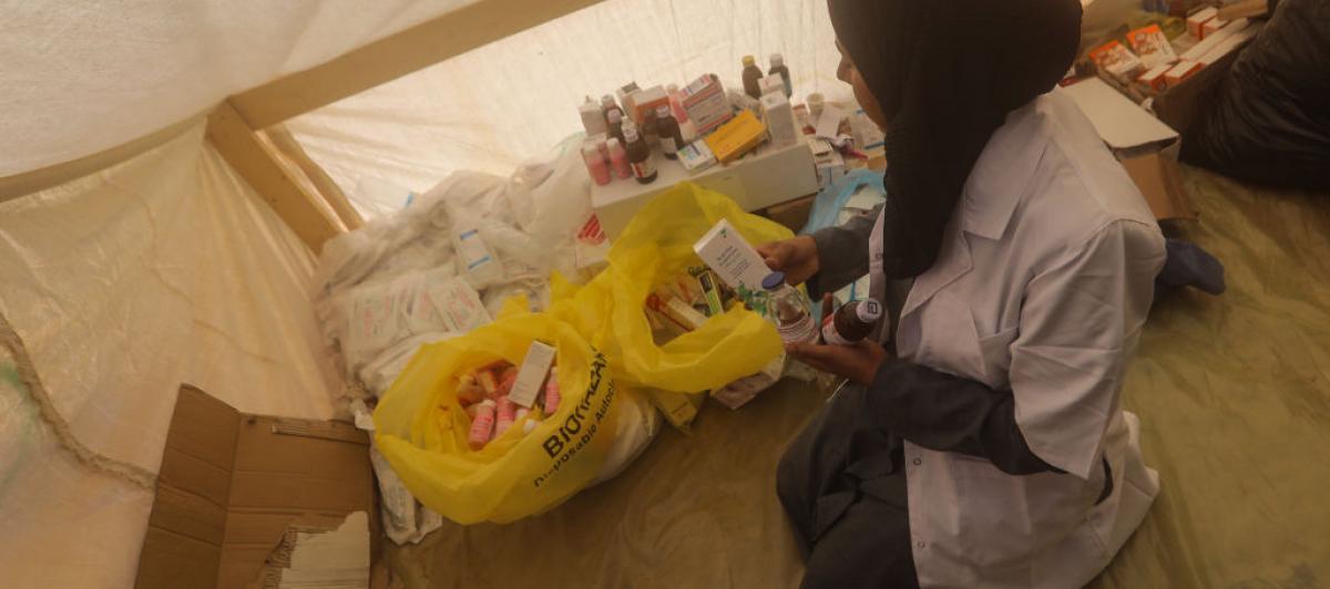 Una doctora palestina busca medicamentos en un almacén improvisado en una tienda en el campamento de Rafah.