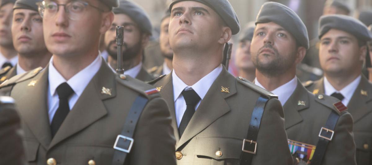 Un grupo de militares participa en una jura de bandera civil en Oviedo.