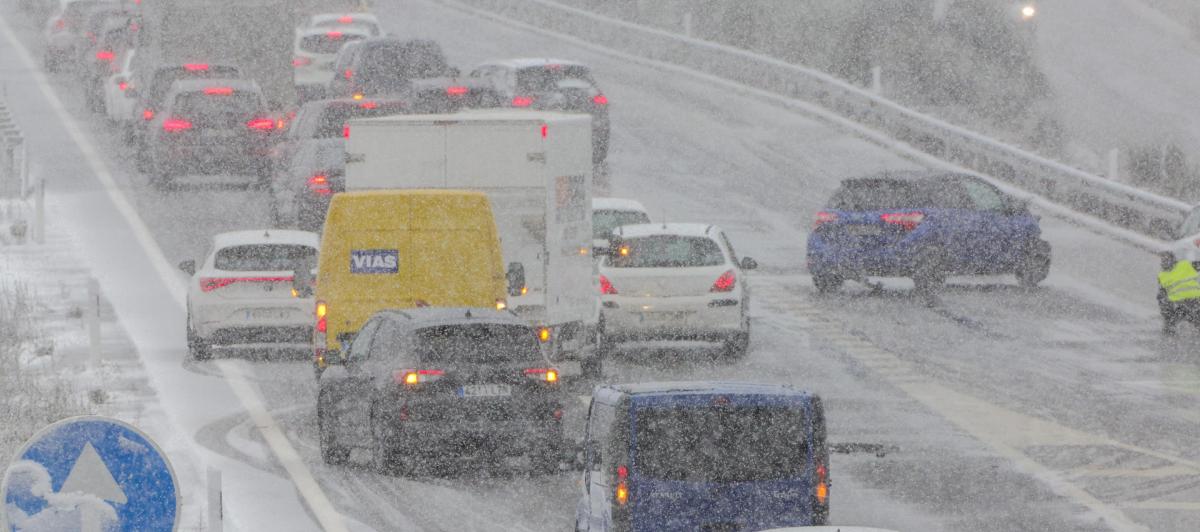 Atascos a causa de la nieve en la A-66, entre Guijuelo y Béjar (Salamanca), durante la jornada de este viernes