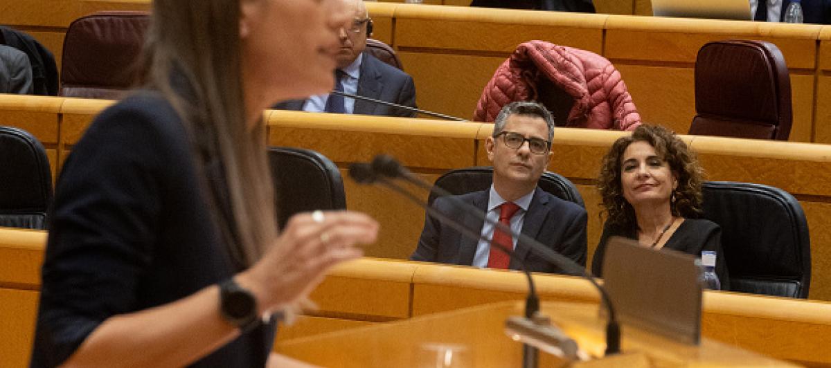 La portavoz parlamentaria de Junts, Míriam Nogueras, interviniendo desde el Senado, con el ministro de Presidencia y Justicia, Félix Bolaños, y la vicepresidenta primera, María Jesús Montero.