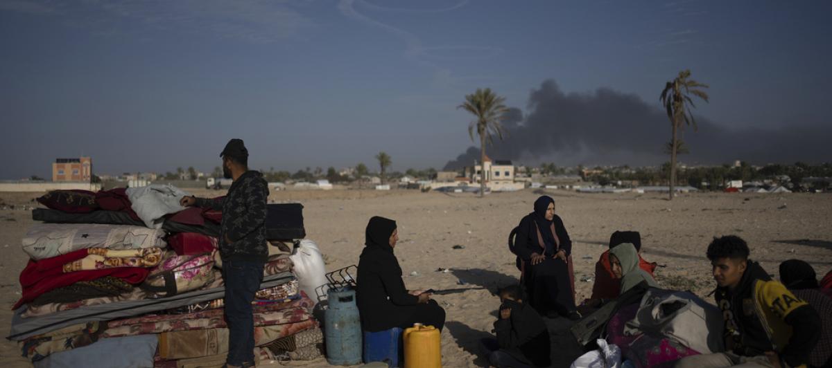 Palestinos en Kahn Younis huyen del campamento en el sur de la Franja de Gaza.