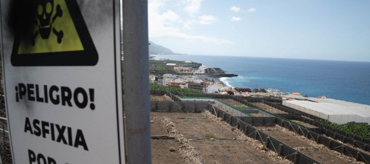 Cartel alertando de la presencia de gases nocivos en el ambiente en Puerto Naos tiempo después del final de la erupción