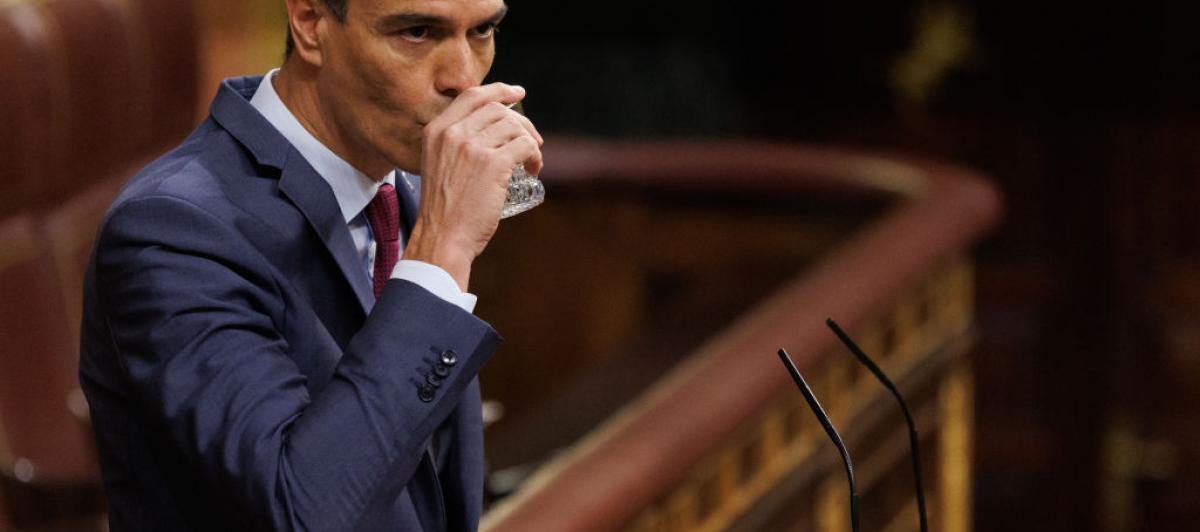Pedro Sánchez echa un trago de agua desde la tribuna del Congreso