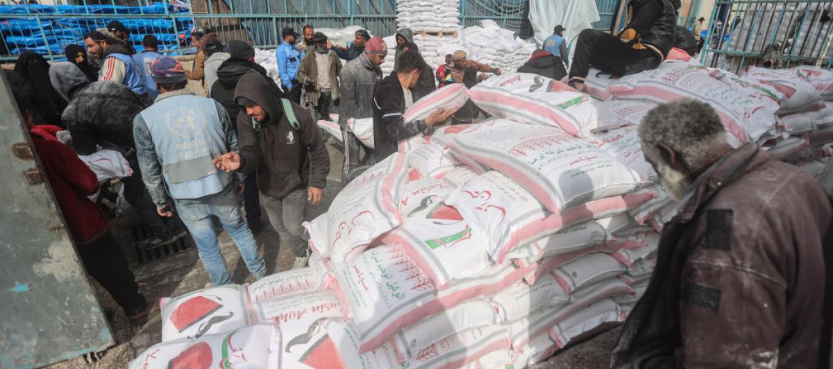Reparto de ayuda humanitaria en la Franja de Gaza gestionada por la UNRWA de la ONU.