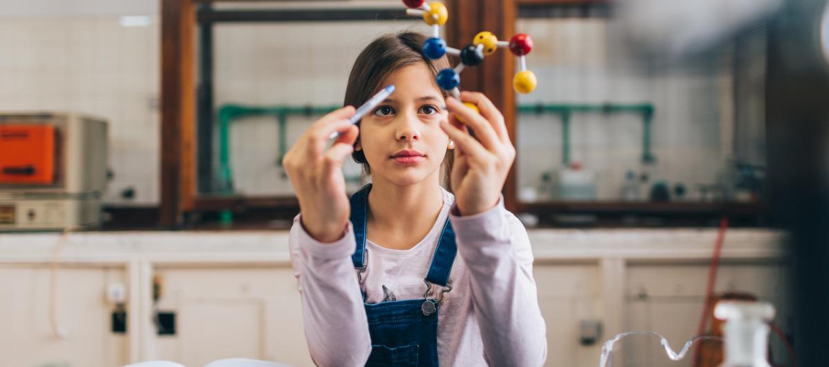 Una niña en clase de química.