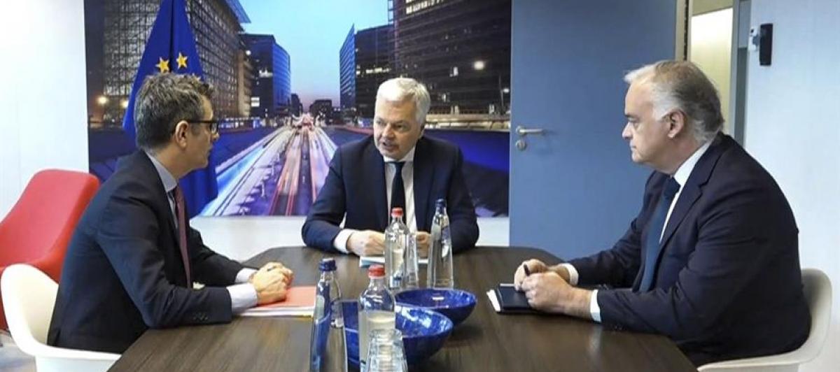 Bolaños y González Pons, con Reynders mediando en el centro