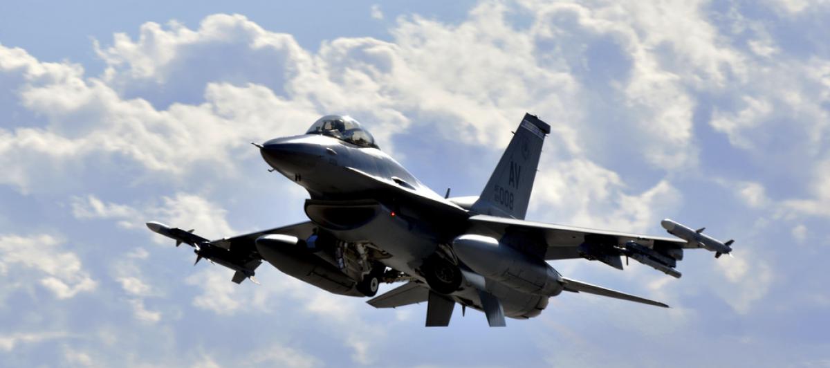 Un caza F-16 Falcon despega de una base aérea en el estado de Nevada, Estados Unidos.