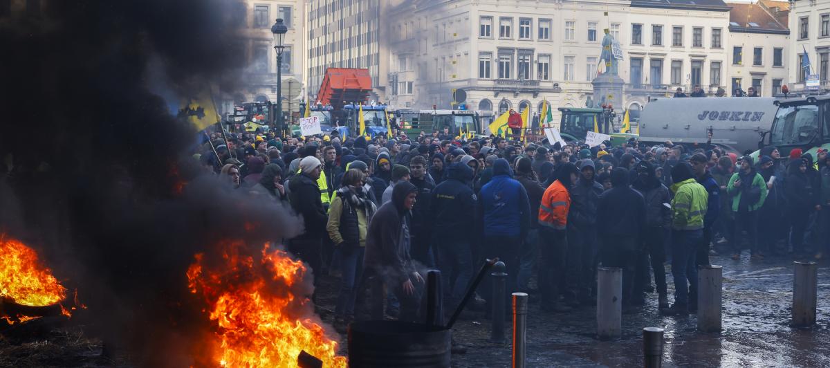 Barricadas en llamas ante la sede bruselense del Parlamento Europeo.