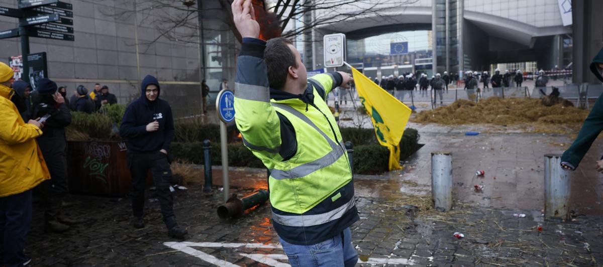 Un manifestante lanzando un huevo, en el marco de las protestas de agricultores en Bruselas, coincidiendo con la cumbre de líderes de la UE.