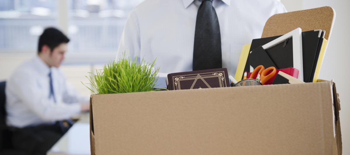 Una persona abandonando su puesto de trabajo