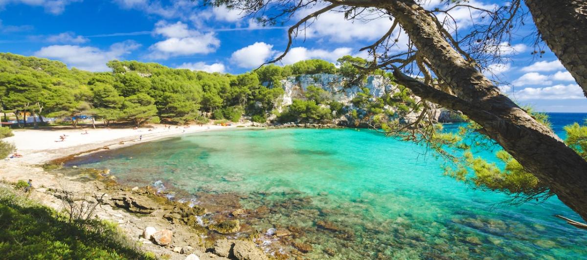 Una de las muchas calas que dan forma a la costa de la isla de Menorca.