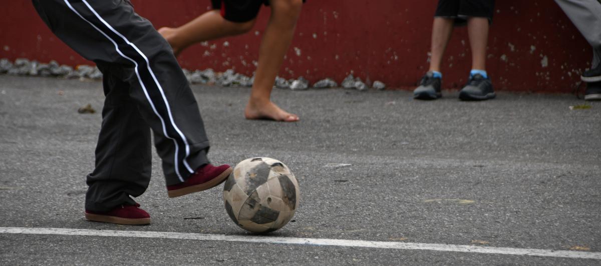 Niños jugando al fútbol.