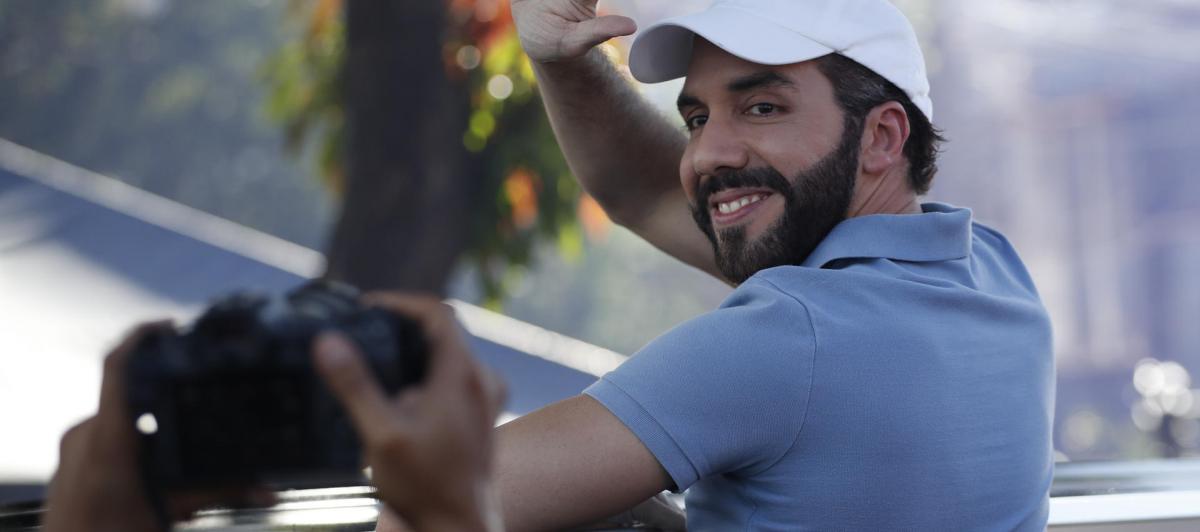 El autoproclamado presidente de El Salvador, Nayib Bukele, saluda a sus seguidores después de votar.