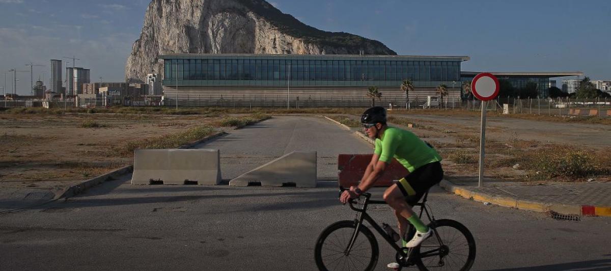 Un ciclista circula frente al Peñón de Gibraltar.