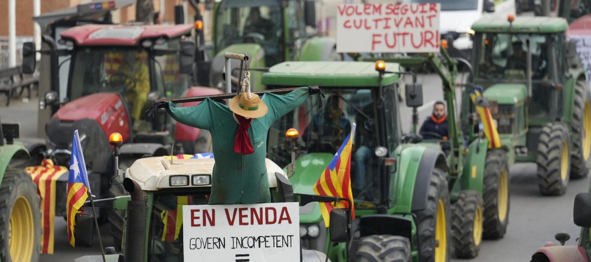 Decenas de tractores se concentran en la ciudad de Girona este martes durante la huelga de agricultores.