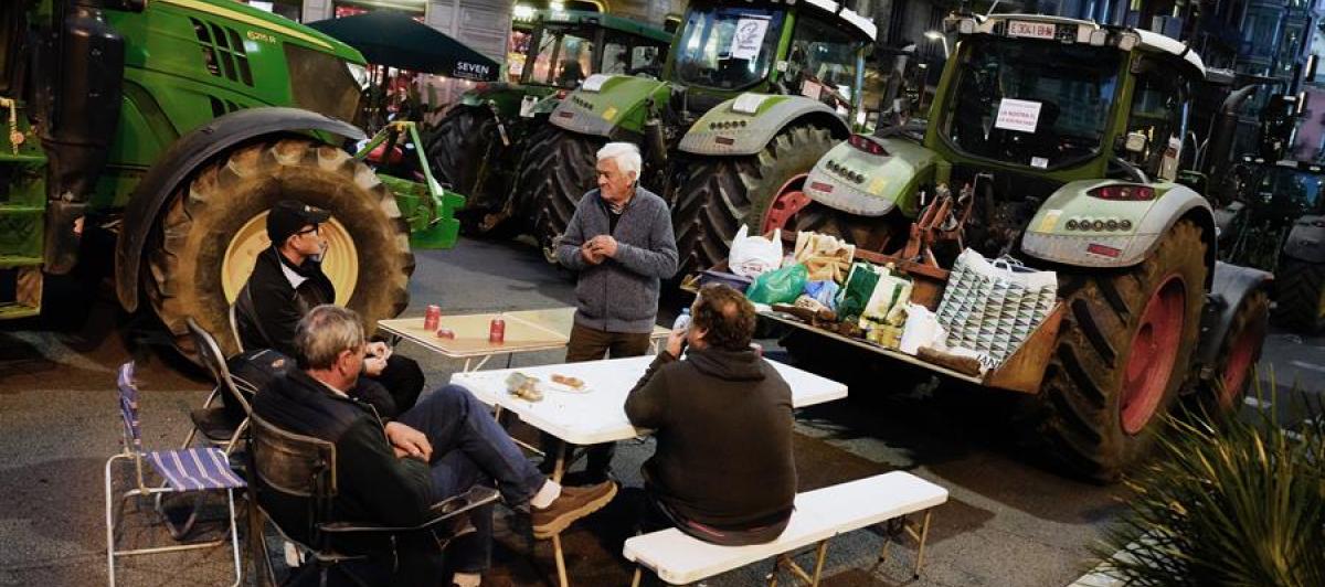 Varios de los manifestantes, acampados junto a sus tractores en pleno centro de Barcelona