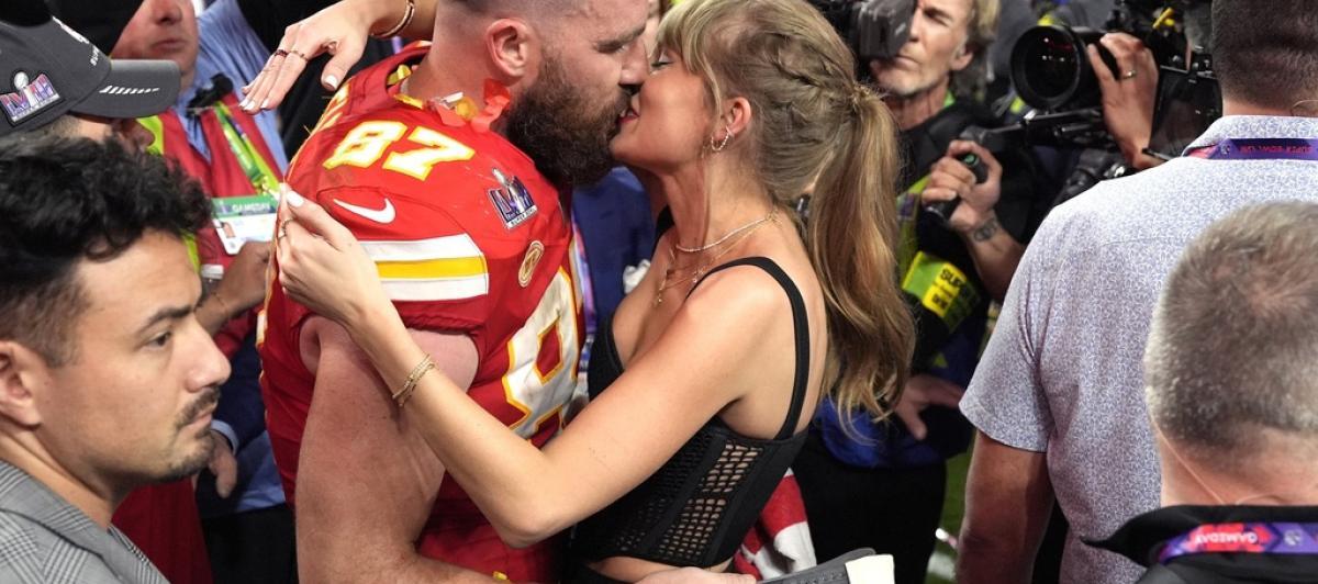 Taylor Swift y Travis Kelce se besan en el campo después de que los Kansas City Chiefs ganasen la final de la Super Bowl 2024.