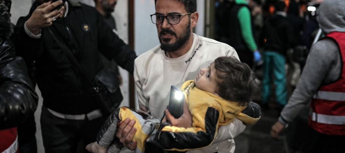 Traslado de heridos en Rafah, sur de Gaza, a un centro hospitalario.